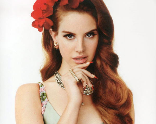Lana Del Rey et sa manucure griffue